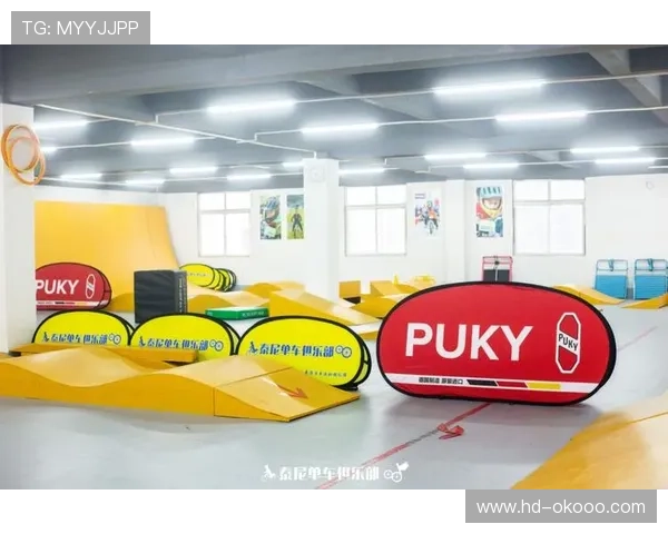 BMX泥地竞速赛选手俯冲飞跃障碍 观众屏息凝神观战 BMX泥地竞速赛选手俯冲飞跃障碍 观众屏息凝神观战