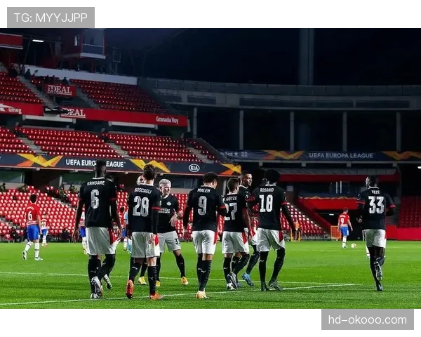 冲突瞬间：弗赖堡与勒沃库森球员因一次铲抢发生短暂对峙